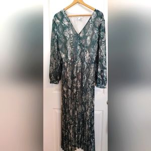 Ava & Viv Long Green & White Flowy Pleated Dress! Size 1x
